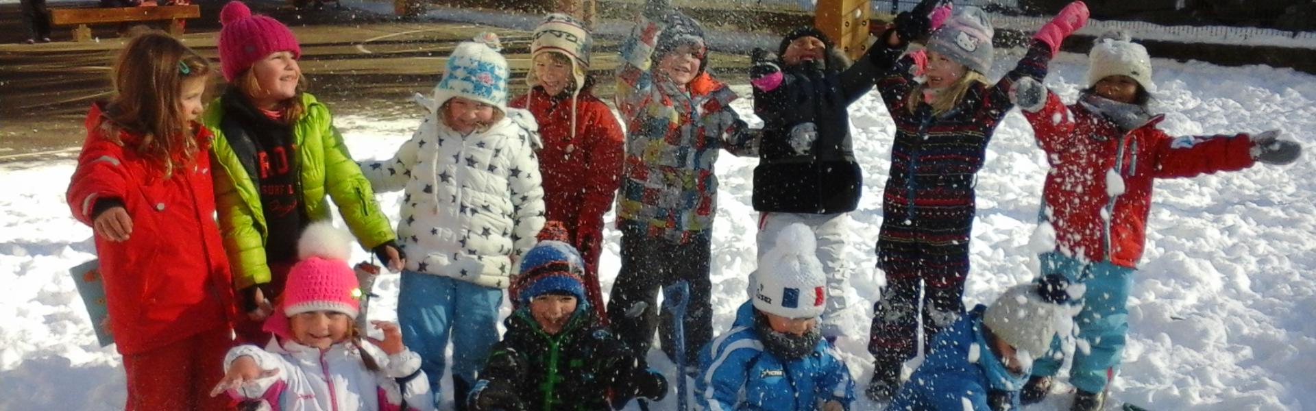 Les élèves de l'école Cité Notre-Dame devant les Aravis